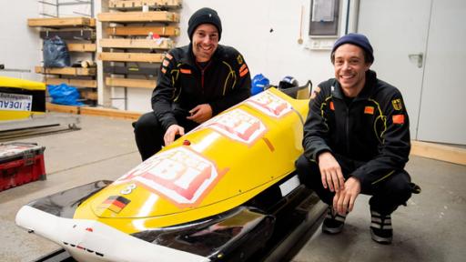 Der Schlitten-Check | Checker Tobi (rechts) saust gemeinsam mit dem Profi-Bobfahrer Max Illmann im Bob durch den Eiskanal.