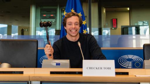 Checker Tobi | Rechte: BR / megazerz gmbh; Hans-Florian Hopfner Der Europa-Check | Checker Tobi in einem Sitzungssaal in Brüssel.