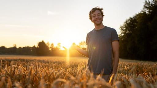 Checker Tobi | Rechte: BR | megaherz gmbh | Amelie Cran Der Sonnen-Check | Checker Tobi findet heraus, wie sich die Menschen vor vielen Jahrhunderten die Sonnenaufgänge und -untergänge erklärt haben.