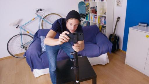 Checker Tobi | Rechte: BR / megaherz GmbH Der Handy-Check / Tobi macht mit seinem Handy ein Video für seinen youtube-Kanal CHECKER WELT