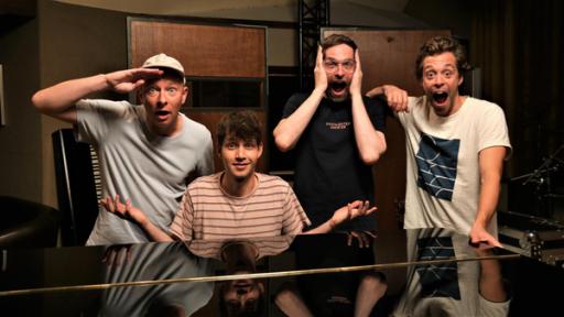 Der Hit-Check | Checker Tobi (rechts) entwickelt mit der Band "Deine Freunde" einen Song für seinen Kinofilm: den Song "Schritt für Schritt".