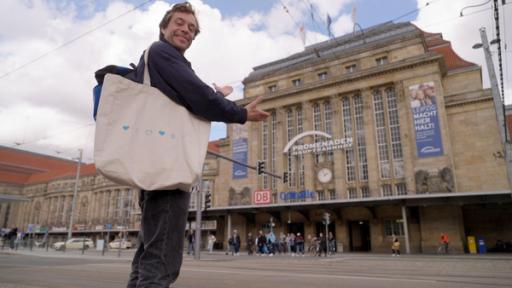 Der Bahnhofs-Check | Checker Tobi steht vor dem Leipziger Hauptbahnhof.