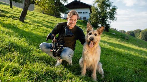 Checker Tobi mit Filmhund Chewakka. Er spielt in der Serie "Racko - Ein Hund für alle Fälle" die Hauptrolle: Racko!