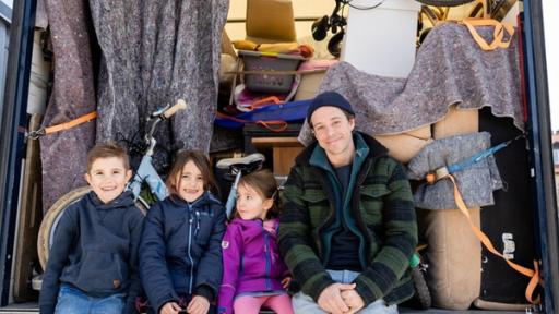 Der Umzugs-Check | Der Checker darf heute eine Familie mit vier Kindern beim Umzug von München nach Rosenheim begleiten und hilft natürlich auch beim Kistenschleppen. 