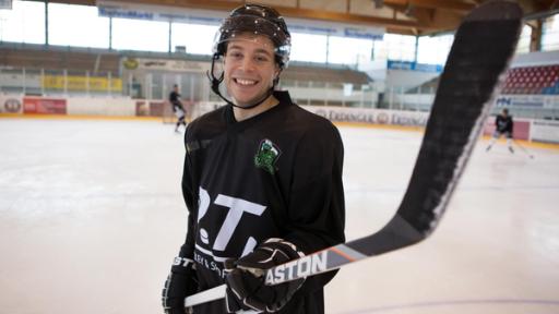 Checker Tobi | Rechte: BR | megaherz gmbh | Hans-Florian Hopfner Der Eis-Check | Checker Tobi in einer Eishockey-Ausrüstung.