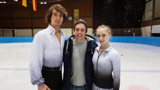 Der Eissport-Check | Checker Tobi (Mitte) mit dem Eiskunstlaufpaar Annabelle Prölß und Ruben Blommaert.