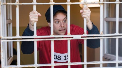 Der Gefängnis-Check / Tobi in einer Zelle der JVA Lingen.