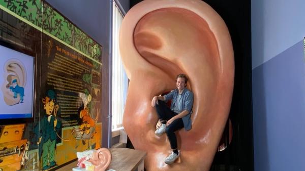 Der Gehörlosen-Check | In einem begehbaren Ohr findet Tobi heraus, wie unser Gehör funktioniert. | Bild: BR | megaherz gmbh | Nikola Krivokuca | Rechte: BR | megaherz gmbh | Nikola Krivokuca