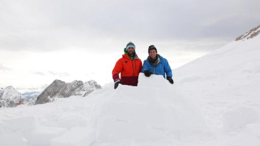 Der Iglu-Check | Checker  Tobi mit Iglu-Bauer Jan Wernet beim Iglu-Dorf auf der Zugspitze.