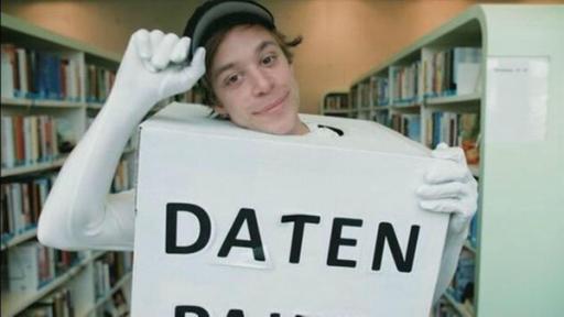 Der Internet-Check / Checker Tobi als Datenpaketbote