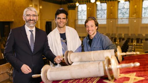 Der Judentum-Check | In der Synagoge: Rabbiner Julien und Alon zeigen Tobi (rechts) die Thora-Rolle, die Heilige Schrift der Juden.