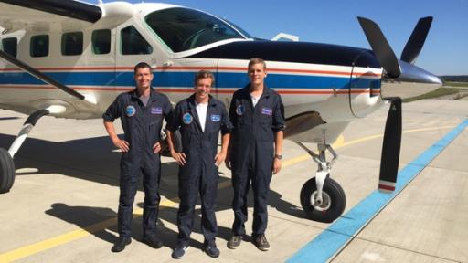 Der Klima-Check / Tobi mit Marc Puskeiler und Thomas van Marwick vor einem Klima-Forschungsflugzeug des Deutschen Zentrums für Luft- und Raumfahrt in Oberpfaffenhofen