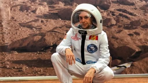Der Mars-Check |  Im Mars-Raumanzug gehts für den Checker (Tobias Krell) auf Mars-Erkundung