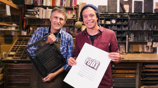 Der Martin Luther-Check / Tobi mit Druckermeister Andreas in der Historischen Druckerstube in der Lutherstadt Wittenberg