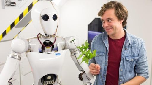 Der Roboter-Check / Tobi überreicht Roboterdame Alina eine Blume