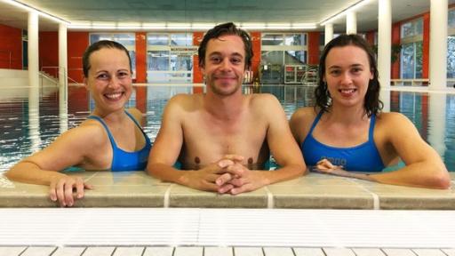 Der Schwimm-Check | Im Schwimmbad: Tobi lernt von den beiden Synchronschwimmerinnen Anna-Lena (links) und Anastasya, wie man eine Kür schwimmt.
