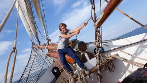 Der Segel-Check / Tobi Krell setzt die Segel auf der Thor Heyerdahl