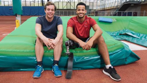 Checker Tobi | Rechte: BR | megaherz gmbh | Hans-Florian Hopfner Der Sport mit Handicap-Check | Checker Tobi (li.) und Weitspringer León, der über sechs Meter springt. Tobi schafft nur etwas mehr als drei Meter.