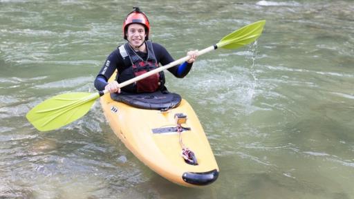 Der Wildwasser-Check | Checker Tobi beim Kajakfahren auf der Ammer.