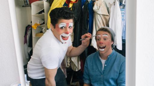 Der Zirkus-Check / Tobi (rechts) mit Clown Tonito Alexis.