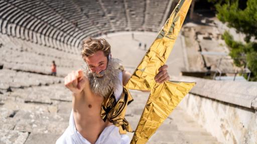 Abenteuer Griechenland · Der Film | Tobi ist als der Wettergott Zeus verkleidet und steht im antiken Theater in Epidauros.