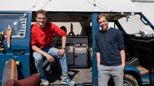 Julian (links) und Tobi machen sich auf den Weg, um mehr über den Mauerfall zu erfahren.