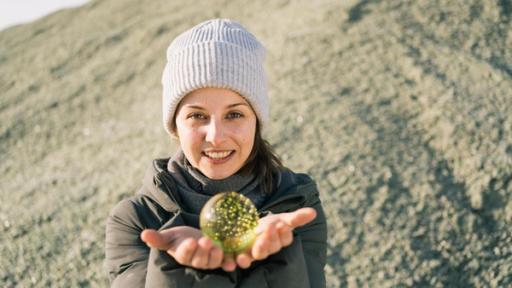 Der Glas-Check | Im Glas-Check findet Marina heraus, wie aus den Gläsern und Flaschen aus unserem Alltag sauber sortierte Scherben werden.