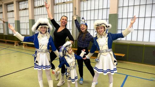 Der Karnevals-Check | Emilia, Lilly und Ophelia bingen Checkerin Marina, gemeinam mit Trainerin Fea, einen Karnevalstanz bei.