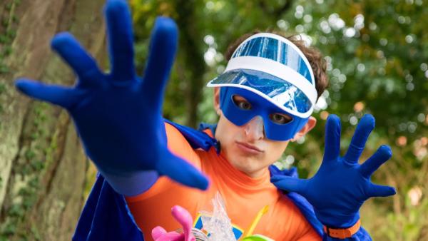 Julian als Müll-Superheld verkleidet. | Rechte: BR/megaherz gmbh/Filip Felix