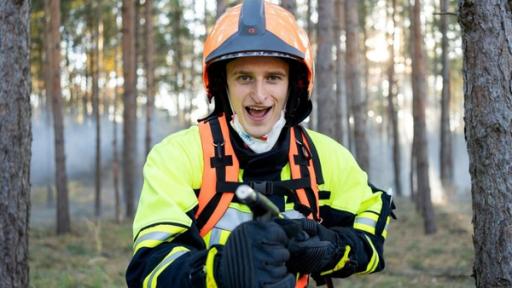 Verhindere einen Waldbrand | Checker Julian übt sich als Feuerwehrmann.