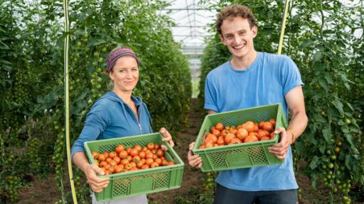 Ernähre die Erde | Julian und Gärtnerin Claudia nach einer erfolgreichen Tomatenernte.