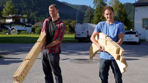 Baue einen grünen Palast | Julian (rechts) schleppt mit Holzexperte Christoph Holz für ein ganz besonderes Haus.