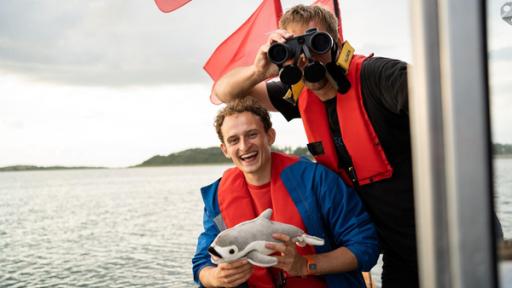 Geh auf intelligenten Fischfang | Julian und Meeresbiologe Daniel auf einem Kutter. Sie halten Ausschau nach einem Schweinswal.