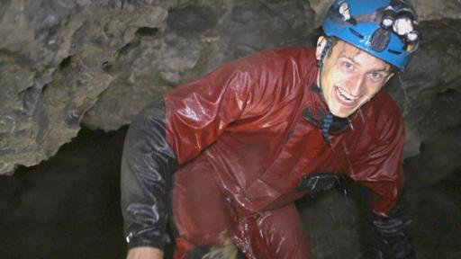 Klimazeitreise unter der Erde | Checker Julian muss selbst in einer Höhle auf Tauchstation.