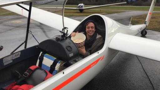 Schwebendes Popcorn?! | Checker Tobi auf dem Segelflugplatz der AKA Flieg in der Nähe von München. Seine Aufgabe: Popcorn essen.