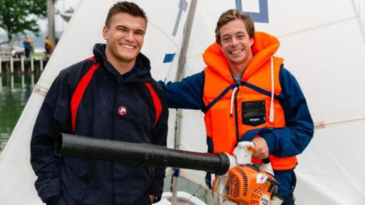 Segeln ohne Wind / Tobi mit seinem Herausforderer Bundesligasegler Jannik. Tobis Aufgabe: Das Segelboot knapp 30 Meter bei absoluter Windstelle segeln.