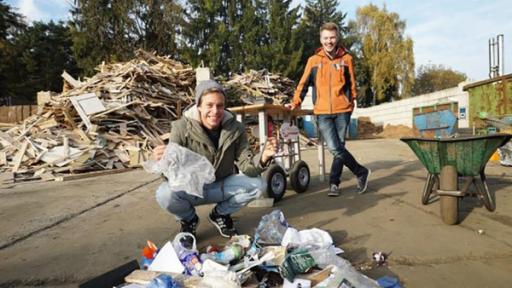 Super-schnell-sortieren?! / Tobi versucht aus einem Müllhaufen so schnell wie möglich alle Metallteile herauszusortieren. | Bild: BR / megaherz GmbH