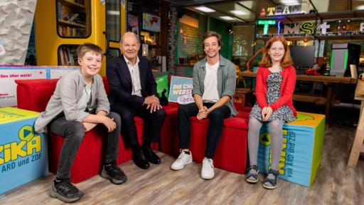 Checker Tobi trifft Bundeskanzler Olaf Scholz | Checker Tobi zusammen mit Bundeskanzler Olaf Scholz und den Kindern Hannah und Lennox im Studio.