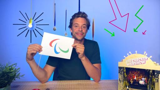 Paralympics · Supersport im Sommer | Tobi mit paralympischem Logo im Webshow-Studio.