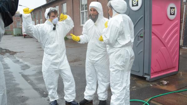 Dirty Jobs: Felix, Tommy Scheel und Charlaine in passender Montur, um mobile Toiletten zu reinigen | Rechte: ZDF/Martin Pieck