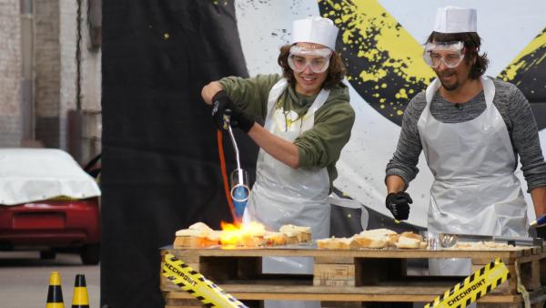 Leopold und Tommy Scheel zeigen in "Checkpoint", wie man "männlich kocht". Da kommt auch einmal beim Käse schmelzen ein Flammenwerfer zum Einsatz. | Rechte: ZDF/Sina Klaus