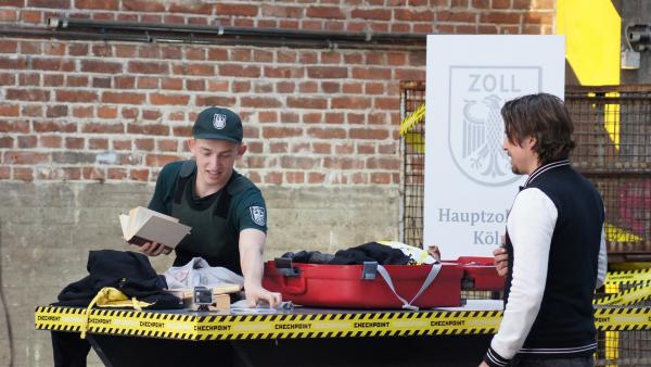 Bei Checkpoint ist Spürsinn gefragt. David als Zöllner muss zeigen, ob er Schmuggelware im Koffer entdecken kann. | Rechte: ZDF/Sylvia Wolf
