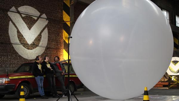 Checkpoint testet beim Kracher der Woche, wie laut es wird, wenn ein Wetterballon platzt. | Rechte: ZDF/Sylvia Wolf