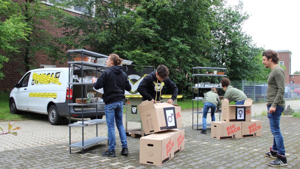 "Checkpoint" zieht um! Aber wer kann Geschirr bruchsicherer verpacken, Jungs oder Mädchen? | Rechte: ZDF/Sylvia Wolf