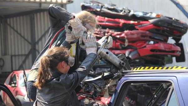Das Dach muss ab! Maja und Charlotte bearbeiten mit einer Hydraulikschere ein Auto. | Rechte: ZDF/Franziska Dembczyk