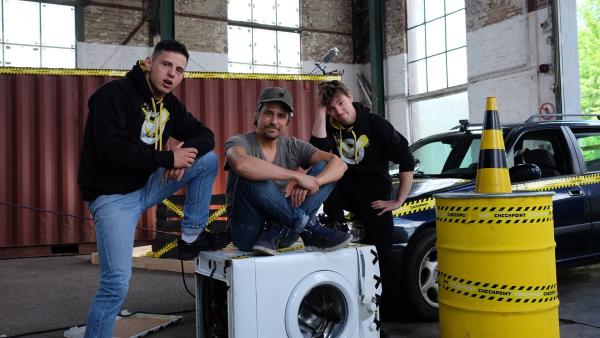 Wie bekommt man eine Waschmaschine mit einem Auto in den dritten Stock? Cem, Tommy und Felix testen es. | Rechte: ZDF/Cécilia Tussiau