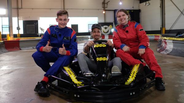 Wer ist schneller, Jungs oder Mädchen? Christian und Lisa aus dem Checkpoint Team geben als Rennfahrer Vollgas. | Rechte: ZDF/Cécilia Tussiau