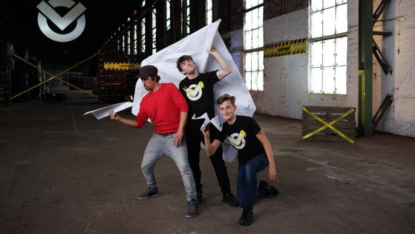 Moderator Tommy Scheel, Felix und Christian testen große und kleine Papierflieger. Welches Modell ist wohl das Beste? | Rechte: ZDF/Cécilia Tussiau