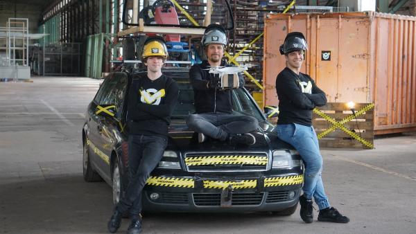 Drohnengefahr! Moderator Tommy Scheel, Felix und Janosch lassen eine fliegende Paketdrohne auf ein fahrendes Auto prallen. | Rechte: ZDF/Samanta Witt