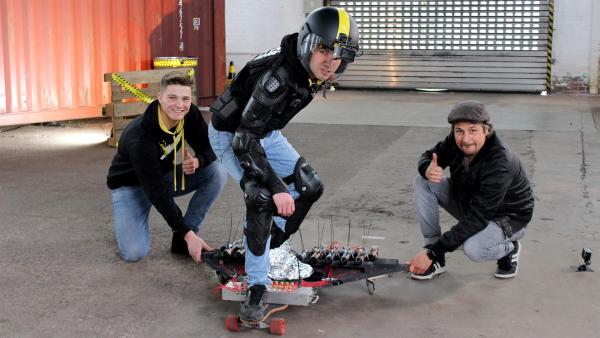 Achtung Feuerwerk! Kann ein Skateboard mit Feuerwerksraketen angetrieben werden? | Rechte: ZDF/Laura Dalinghaus